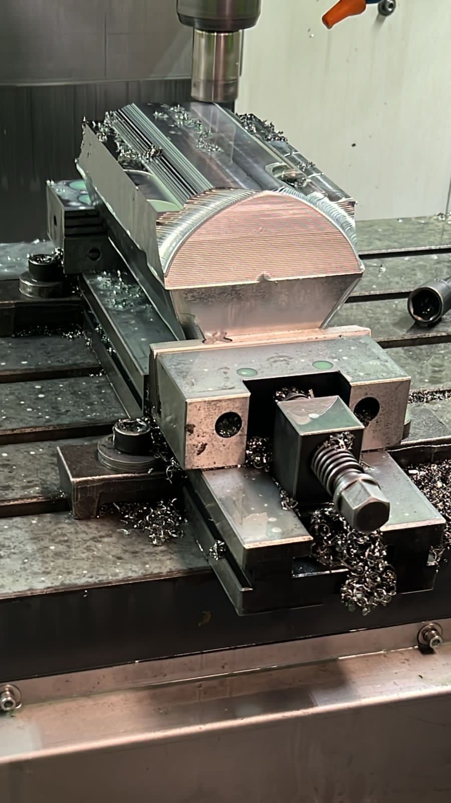 Molde de acero maquinándose en centro de control numérico CNC en la planta de Scimmia