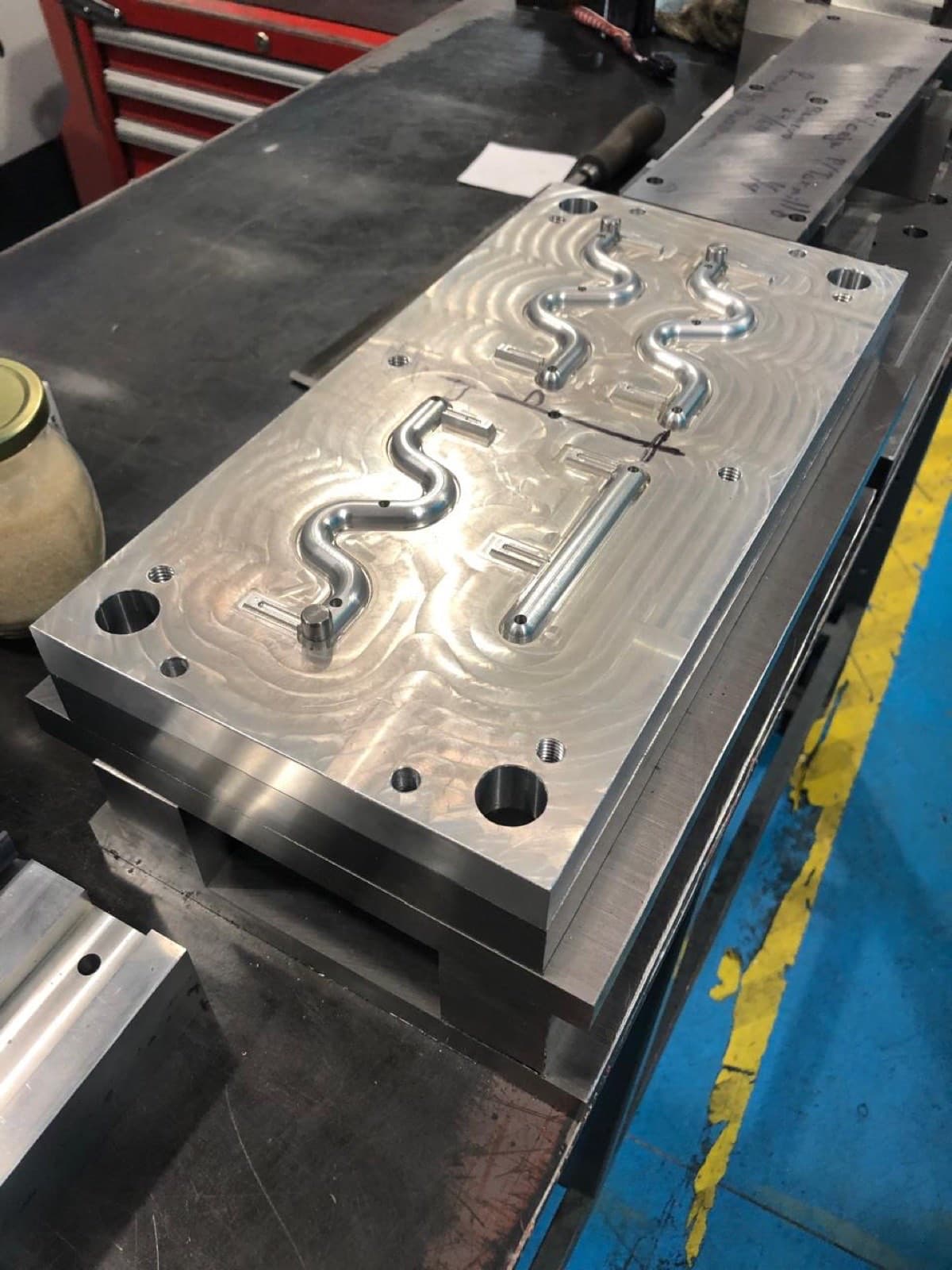 Cavidades de un molde de inyección de plástico maquinadas en CNC con acabado de alta precisión