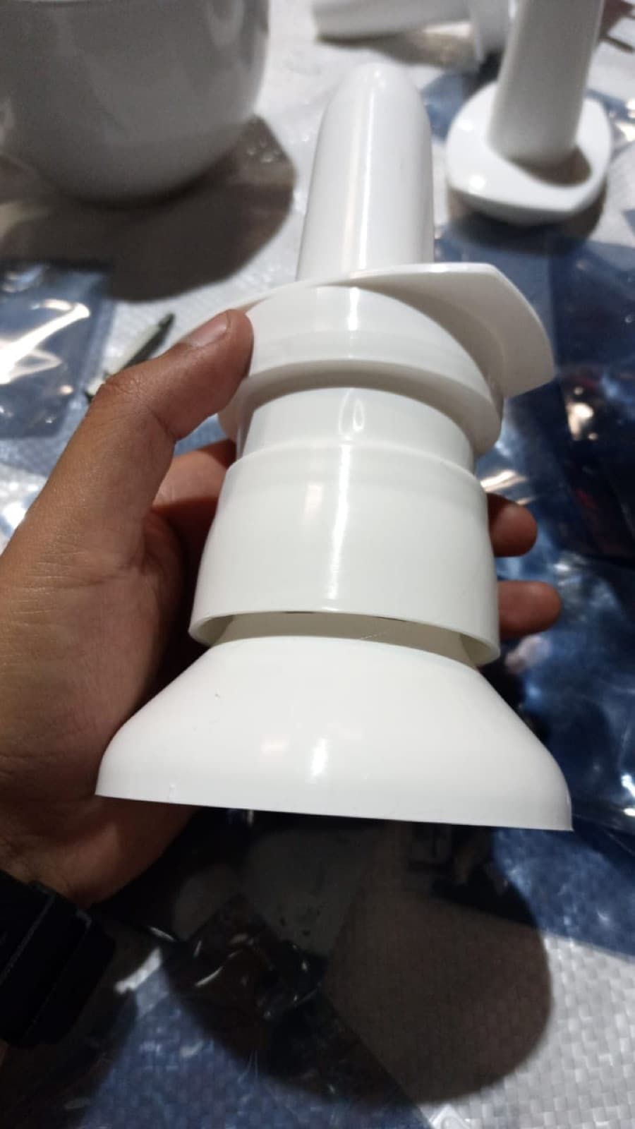 Componente de plástico blanco inyectado y terminado, listo para entrega